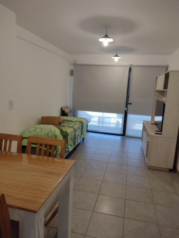 Departamento Familiar con Balcón y Estacionamiento Gratuito - 1