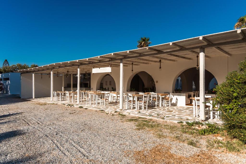 เซิร์ฟฟิง บีช วิลเลจ พารอส (Surfing Beach Village Paros)