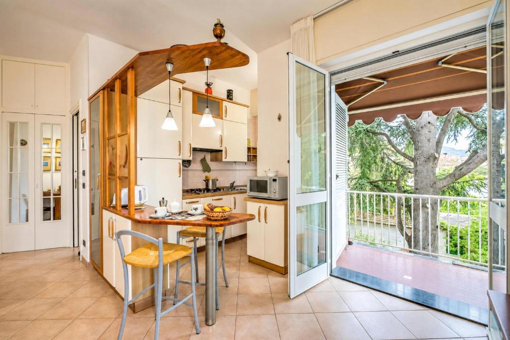Gabri By The Sea with Balcony and Shared Garden - Happy Rentals - 1