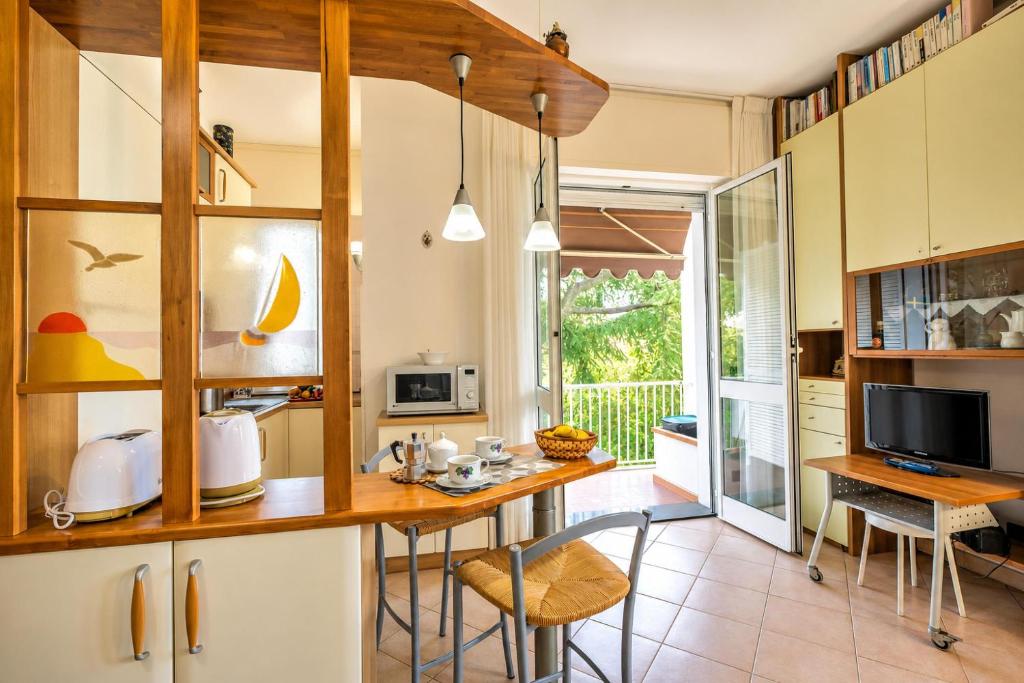 Gabri By The Sea with Balcony and Shared Garden - Happy Rentals - 3