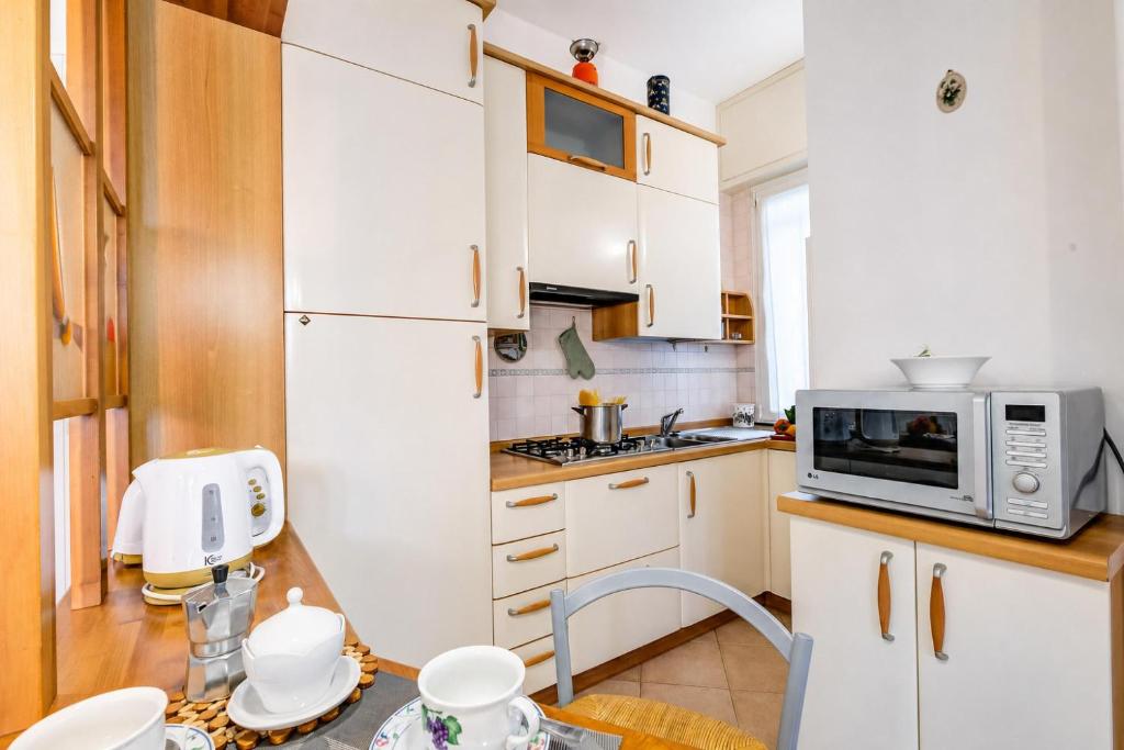 Gabri By The Sea with Balcony and Shared Garden - Happy Rentals - 4