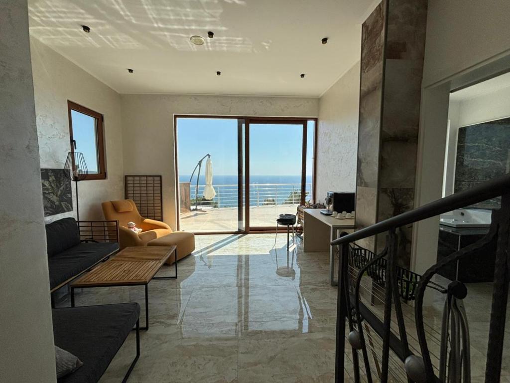 Pines & Waves Spacious House with the Sea View - 1