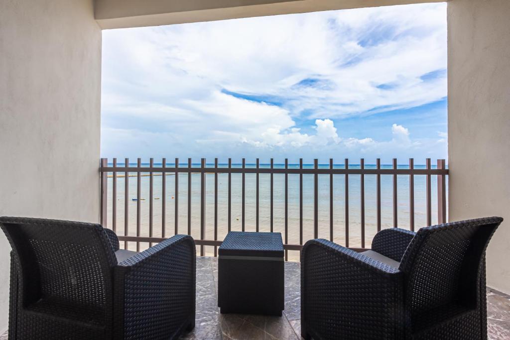 Ocean Front! Amazing Rooftop Pool, Walk to Fifth! - 5
