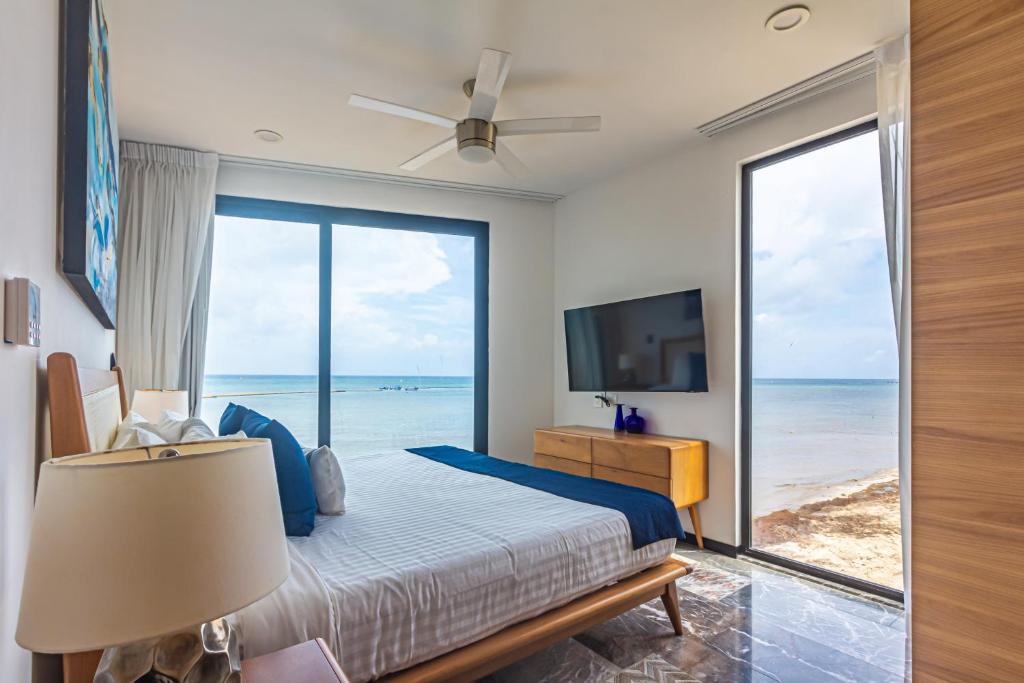 Ocean Front! Amazing Rooftop Pool, Walk to Fifth! - 1