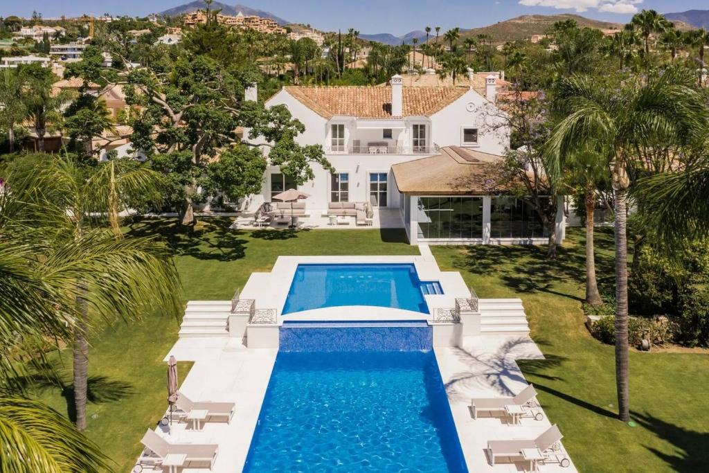 6 Bedroom Villa With Private Pool And Golf Front - 1