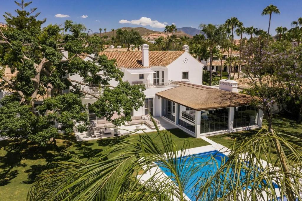 6 Bedroom Villa With Private Pool And Golf Front - 3