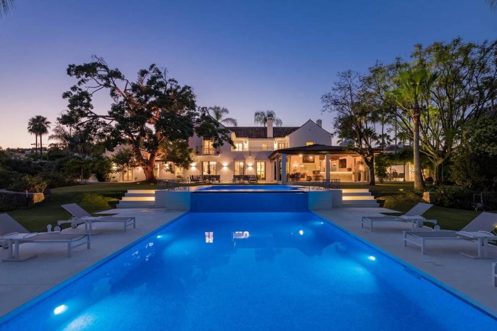 6 Bedroom Villa With Private Pool And Golf Front - 2