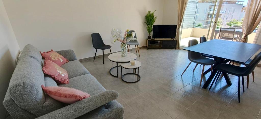 Newly renovated apartment with pool and terrace - 1