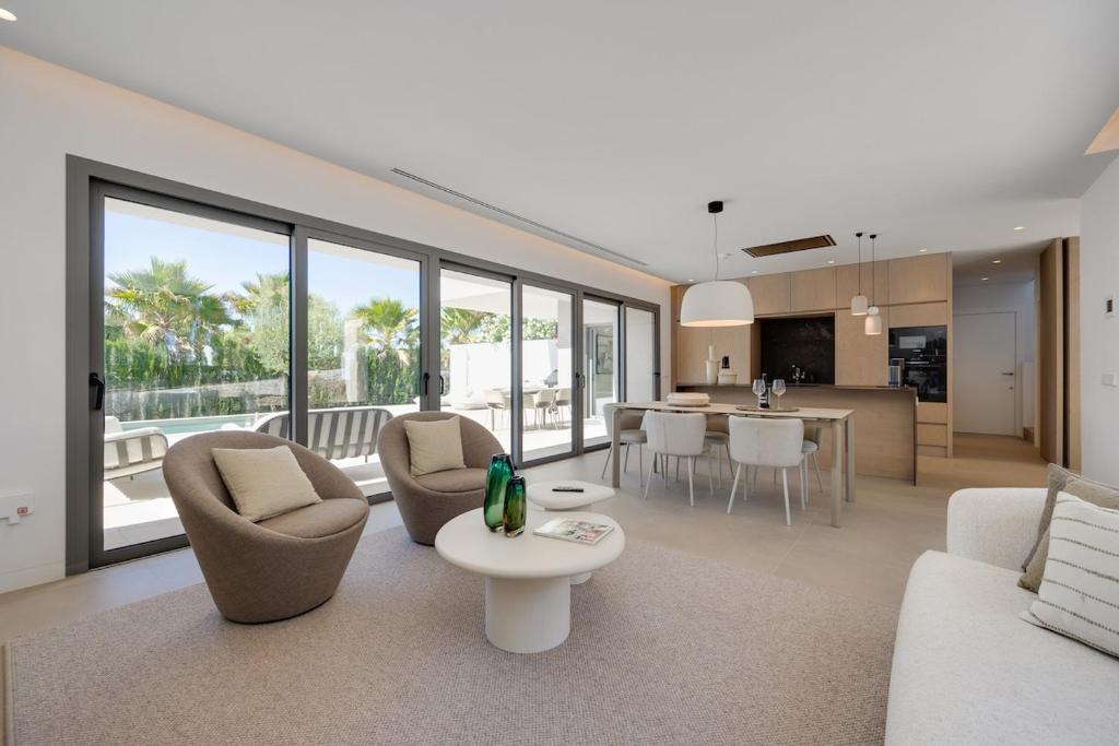 Luxury Villa with a pool in Las Colinas Resort - 1