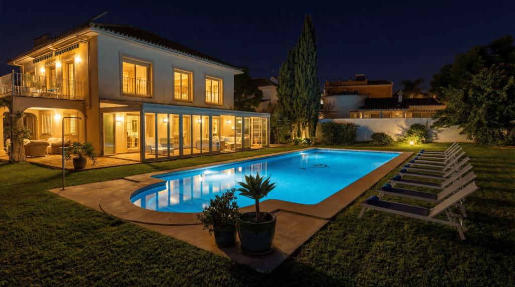 VACATION MARBELLA I Villa Bosquecito, Giant Private Heated Pool, Walk to the Beach, 6 BDR, Spacious Villa, BBQ, Alarm System, Ample Garden - 2