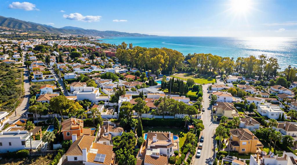 VACATION MARBELLA I Villa Bosquecito, Giant Private Heated Pool, Walk to the Beach, 6 BDR, Spacious Villa, BBQ, Alarm System, Ample Garden - 3