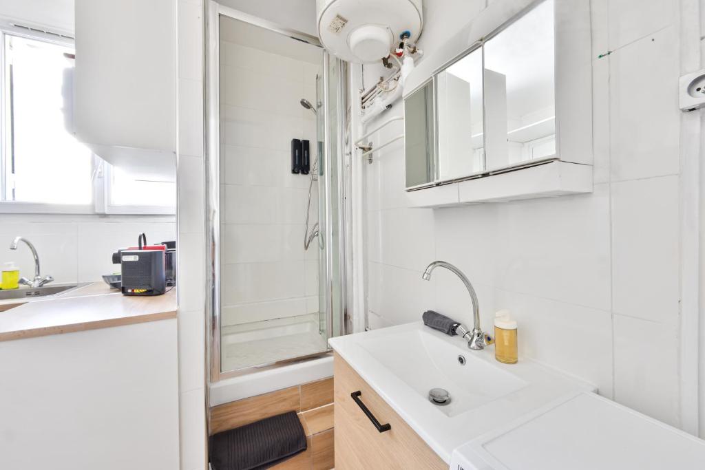 Authentic Parisian Studio near Parc Monceau - 4