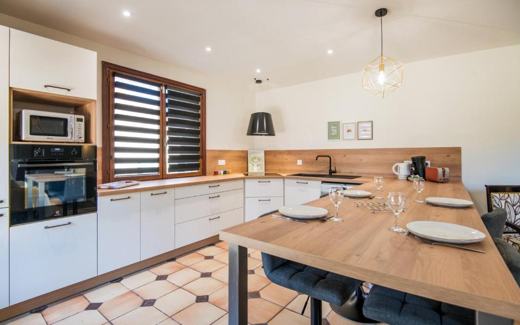 Maison de louis piscine terrasse, jardin, parking wifi - 2