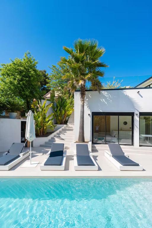 Architect-designed villa with pool in Marseille - 3