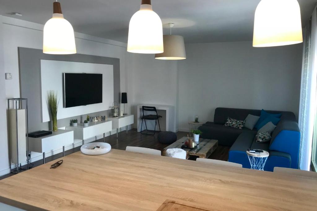 Bright apartment near center and beaches - 2