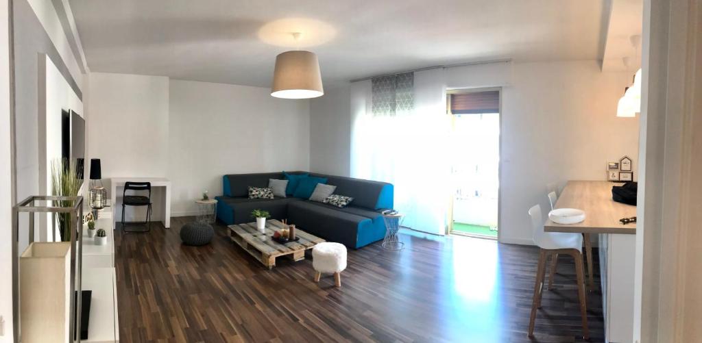 Bright apartment near center and beaches - 3