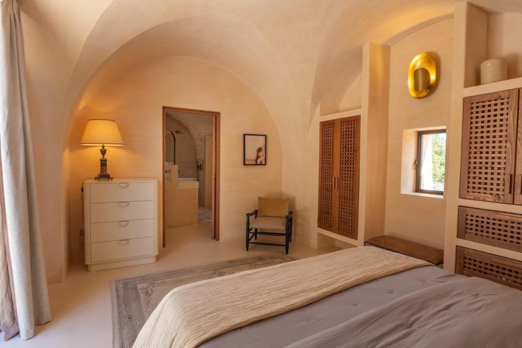 Exclusive Lamia nestled among the olive trees - 3