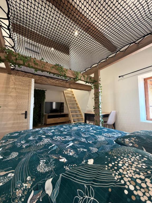 Studio atypique avec filet suspendu & mezzanine - 5
