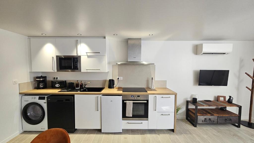 Logement climatisé rénové avec cour, Parking gratuit, Proche Festival et remparts - 4