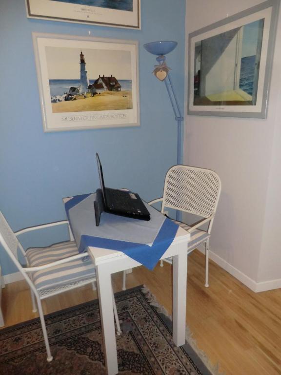 Shared lounge/TV area