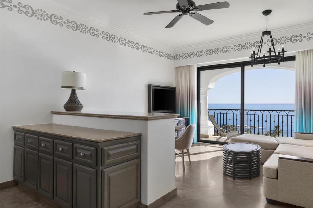 Premier King Parlos Suite Oceanview - Casa Dorada at Hilton - 3