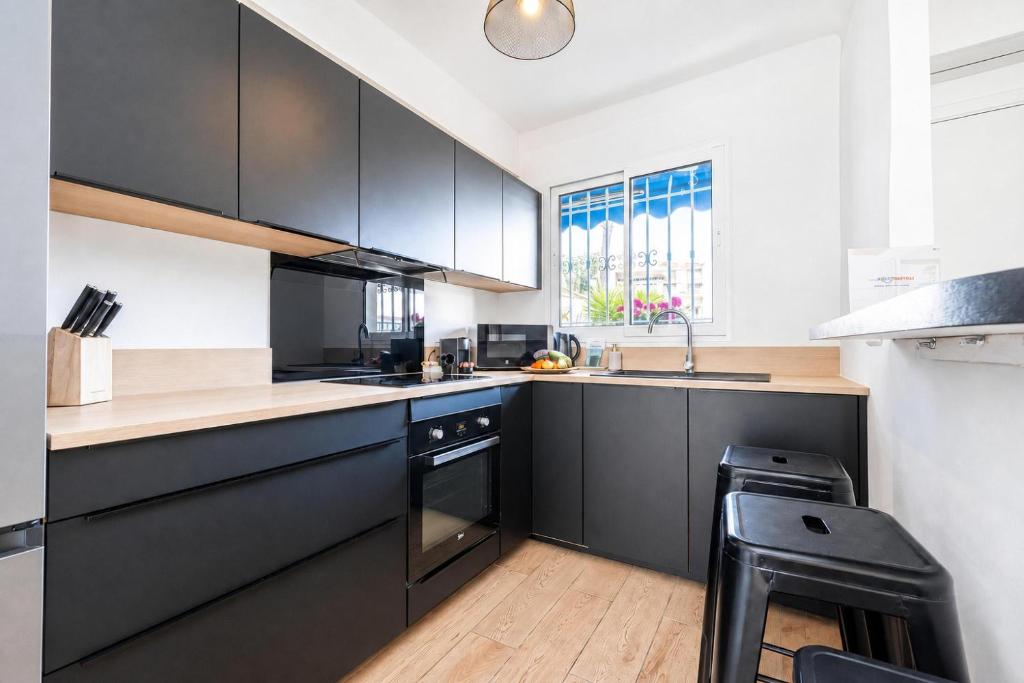 2 Bedrooms Antibes Center, Balcony - Happy Rentals - 3