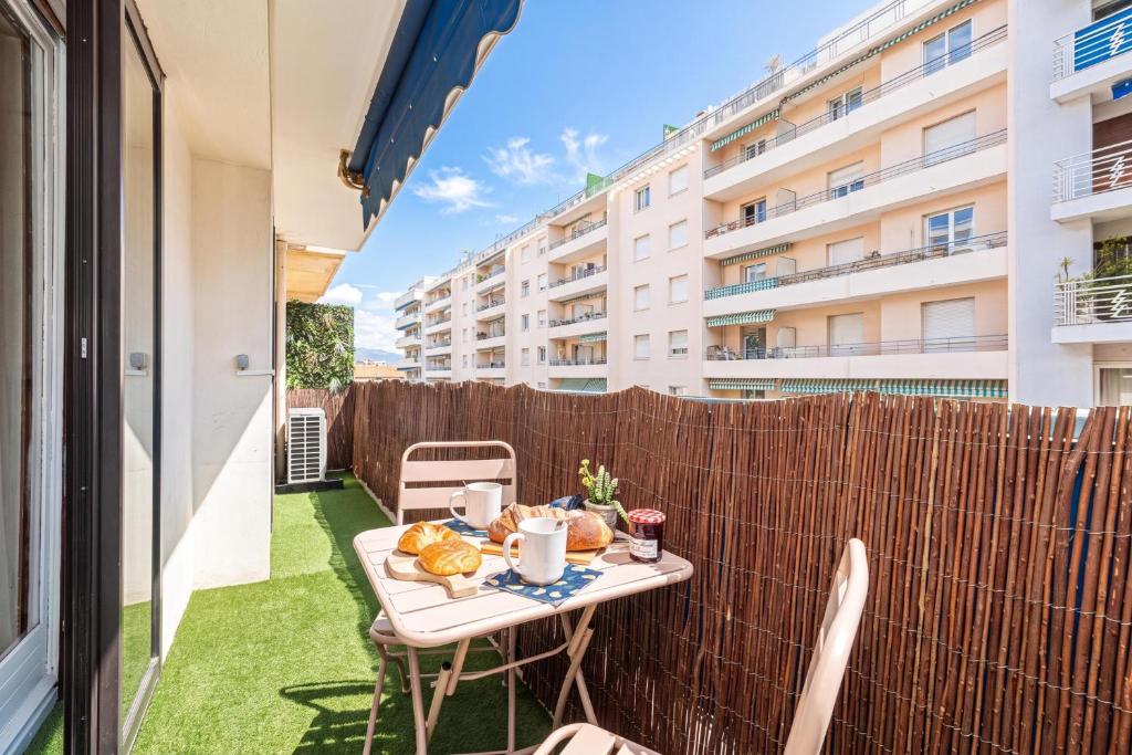 2 Bedrooms Antibes Center, Balcony - Happy Rentals - 2
