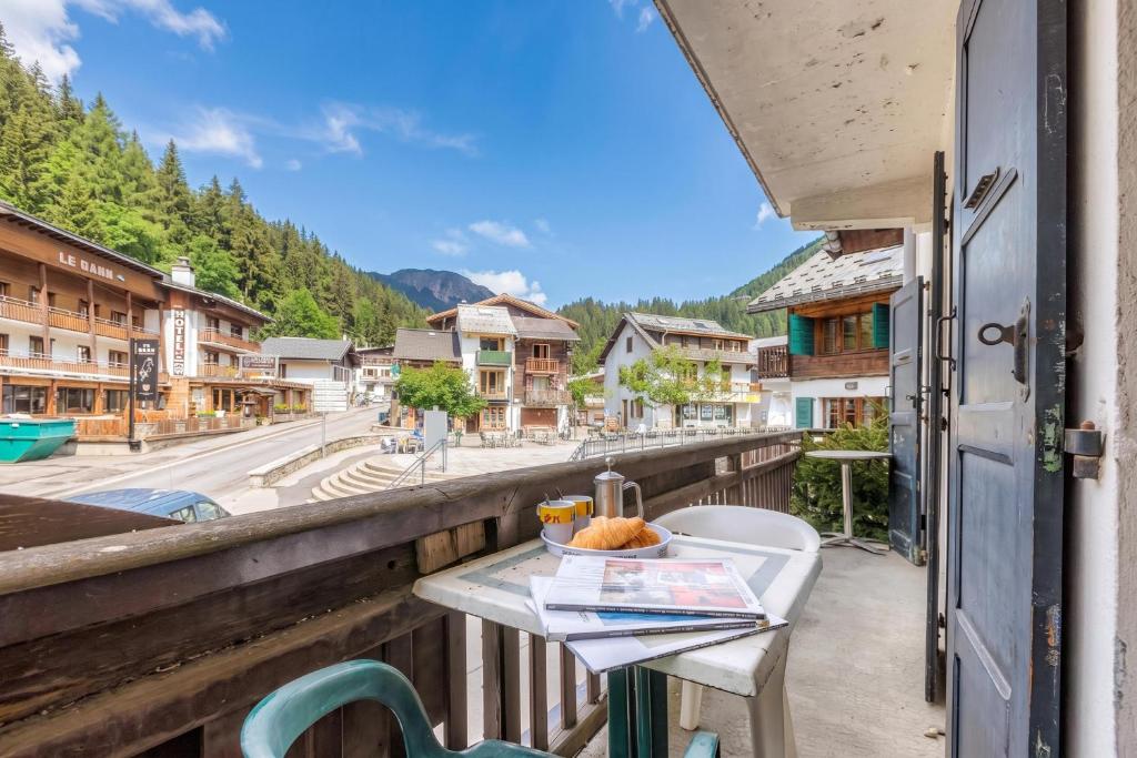 Le Bellevue 05 Walk to Ski Lifts Argentière Retreat | Balcony & Pool - Happy Rentals - 1