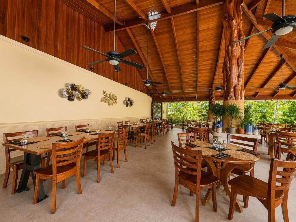 Restaurant, Hotel Playa Espadilla & Gardens in Quepos