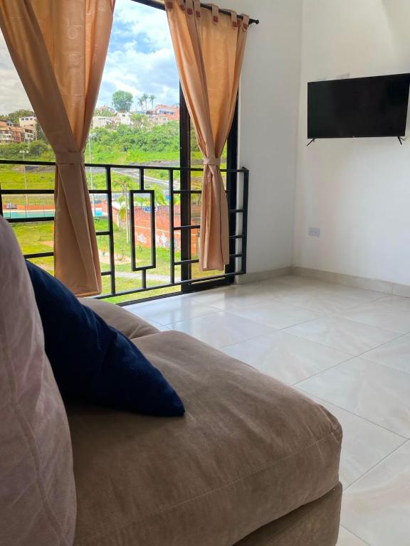 apartamento dúplex con balcón y central - 3
