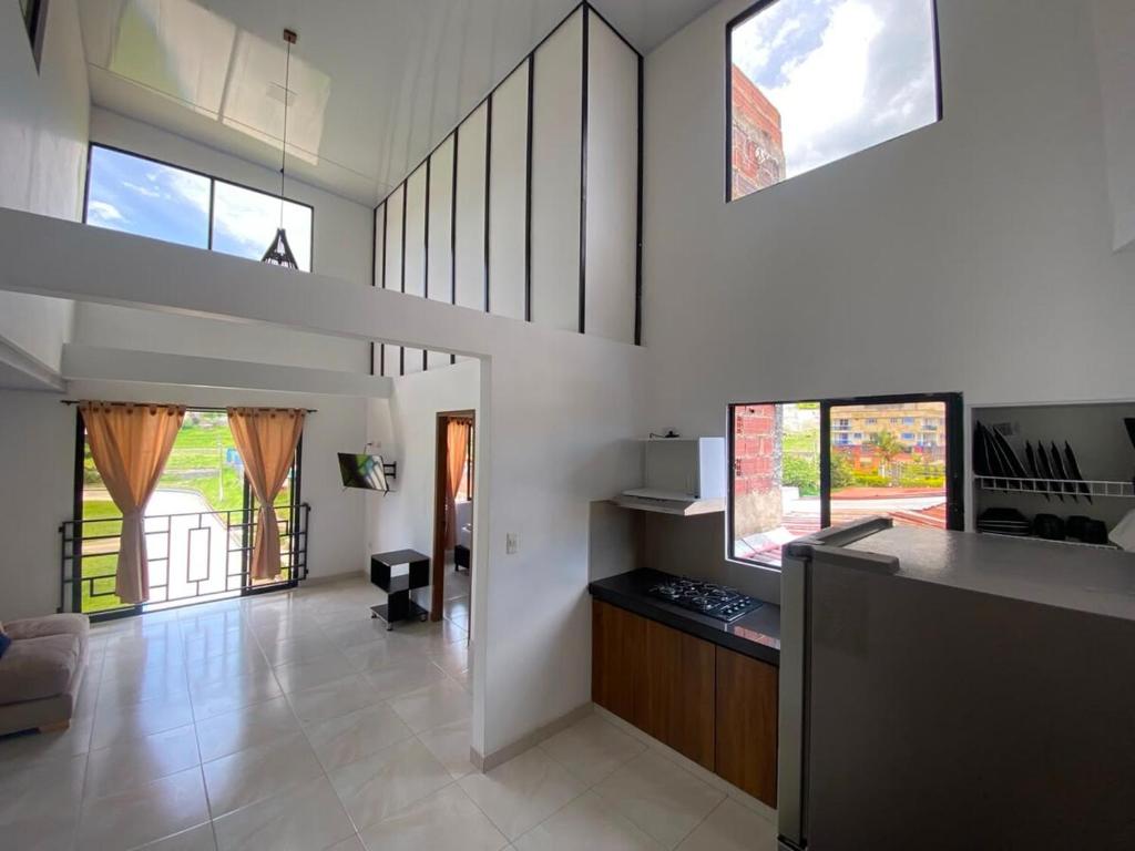 apartamento dúplex con balcón y central - 4