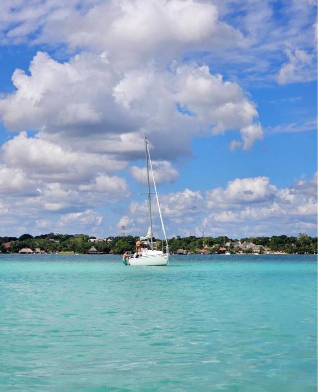 Navega en velero privado Motoko en la laguna de los 7 colores en Bacalar Quintana Roo - 5