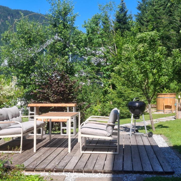 Ferienhaus Lechner am Waldrand mit Holzfasssauna & Außendusche, Bergblick und Naturgarten" - 2