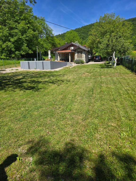 COUNTRY HOUSE - 5