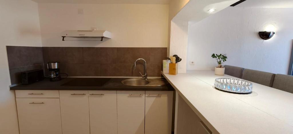 Renovated flat with parking in Fréjus center - 4