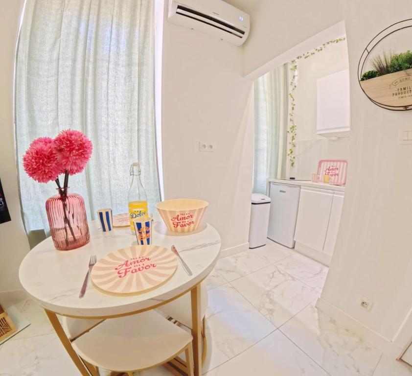 Beautiful refurbished air conditioned studio heart of Nice - 5