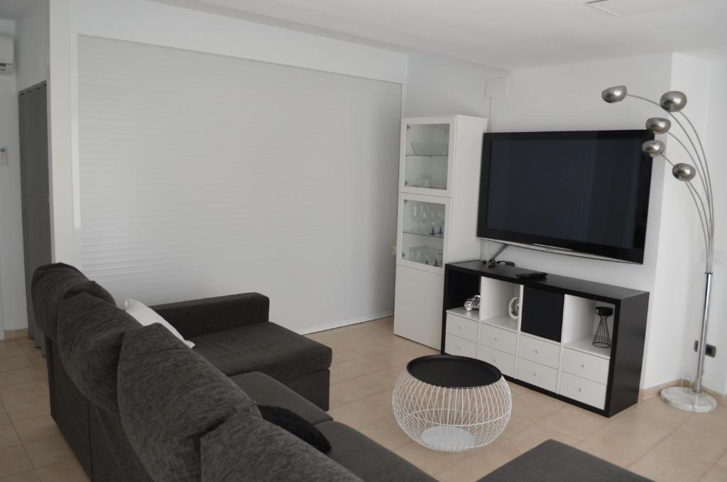 Spacious Apartment in Tarragona + Pool - 3