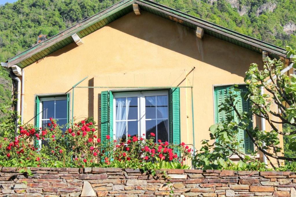 Maison accueillante à Bagnères-de-Luchon avec vue sur la montagne.b - 1