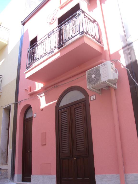 Charming House in Castellammare del Golfo with Balcony - 2