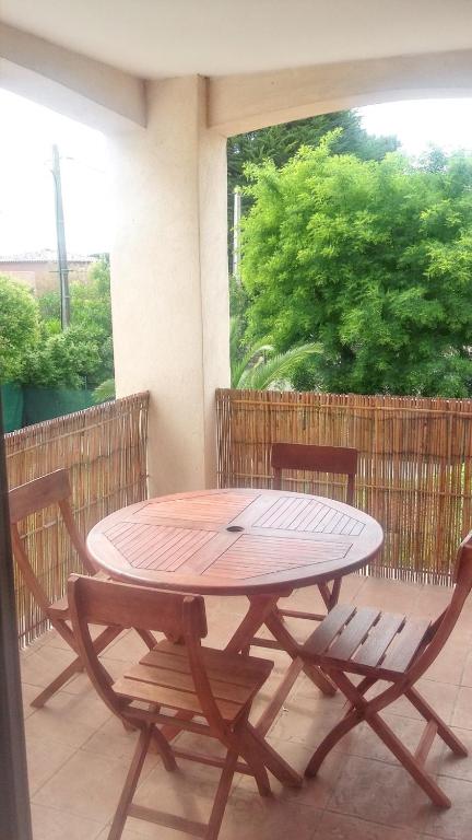 Appartement contemporain à Saint-Cyr-sur-Mer avec balcon. - 1