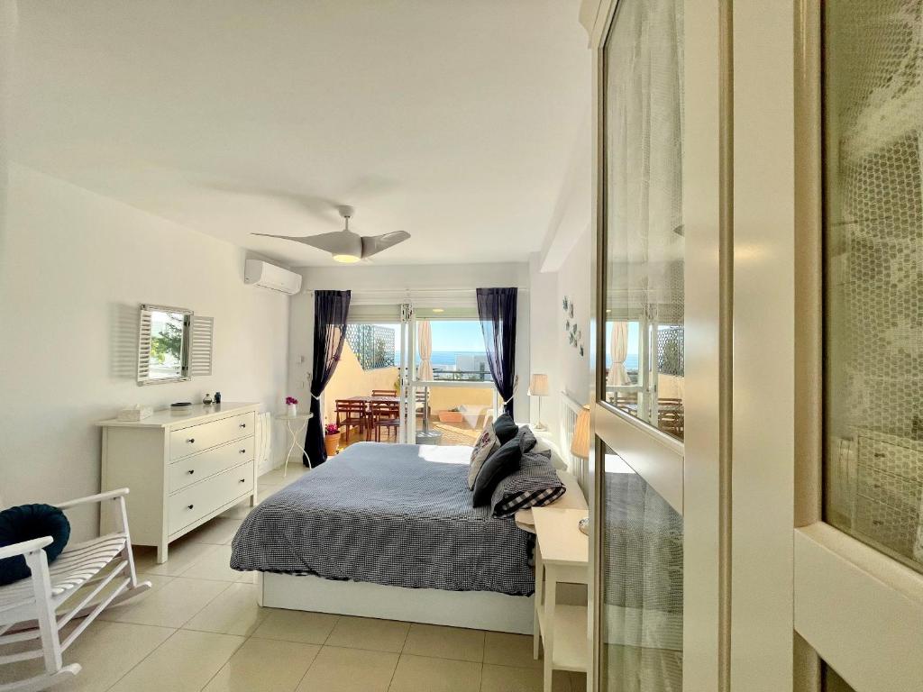 Bright Apartment in Mijas Costa with Shared Pool - 4