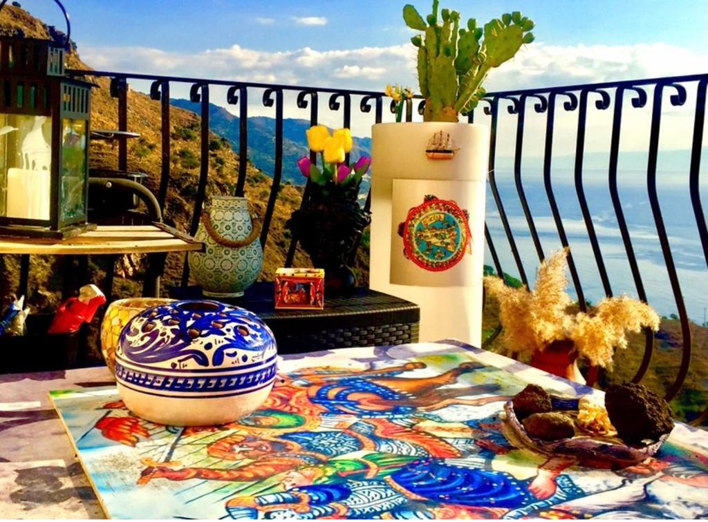 Spacious apartment in Taormina with sea view and balconies - 2