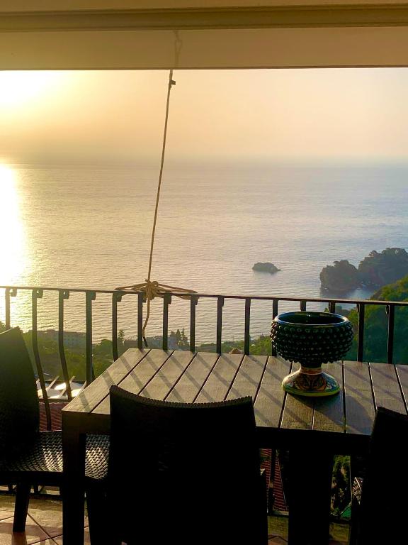 Spacious apartment in Taormina with sea view and balconies - 5
