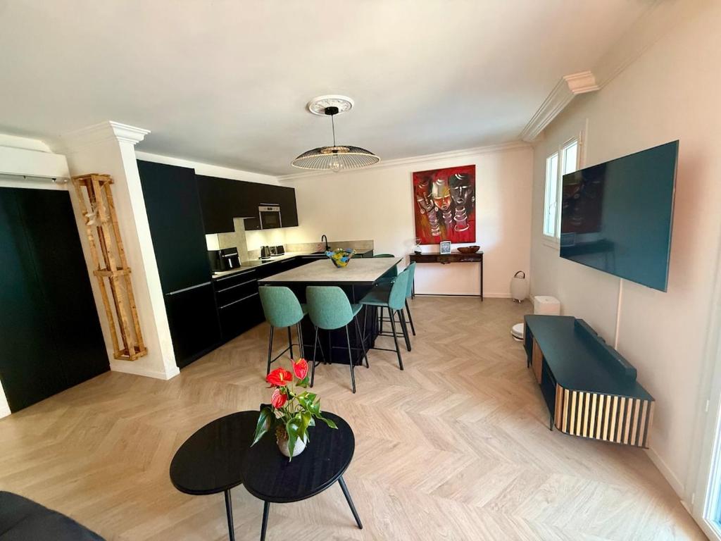 Premium Apartment with Private Jacuzzi - 5