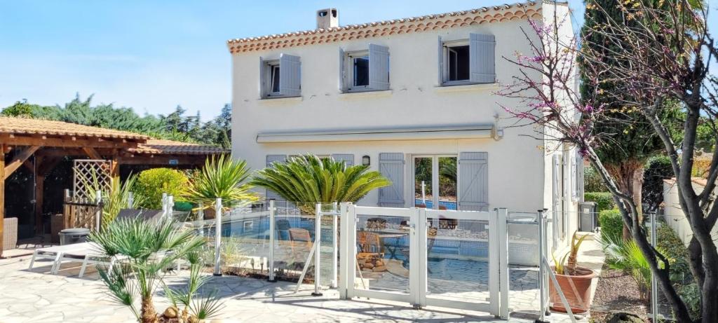 Villa spacieuse à Agde avec piscine et jardin. - 2