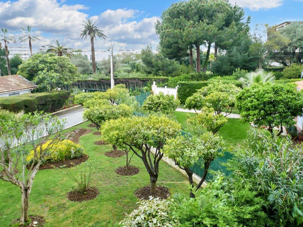Appartement spacieux à Juan-les-Pins 130 m² avec vue sur le lac - 2