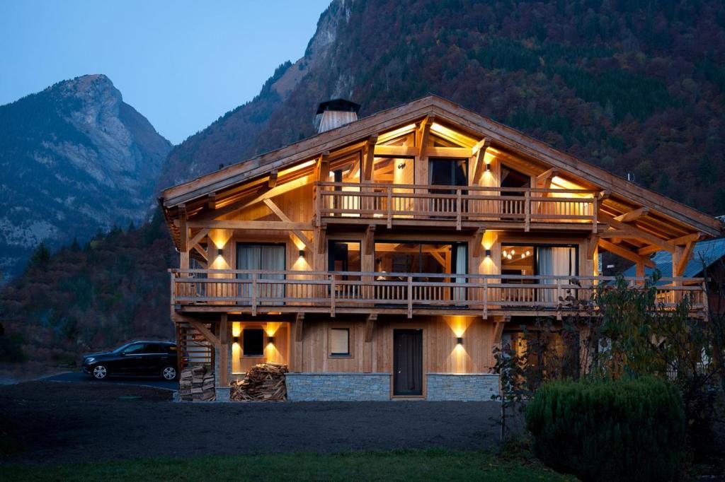 Chalet spacieux à Samoëns de 210 m² avec jacuzzi et jardin - 3