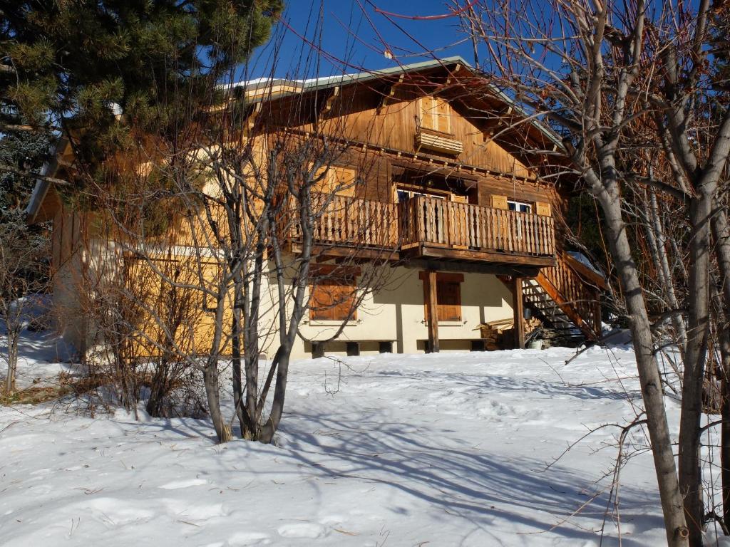 Chalet chaleureux à Saint-Chaffrey avec vue montagne et cheminée - 1