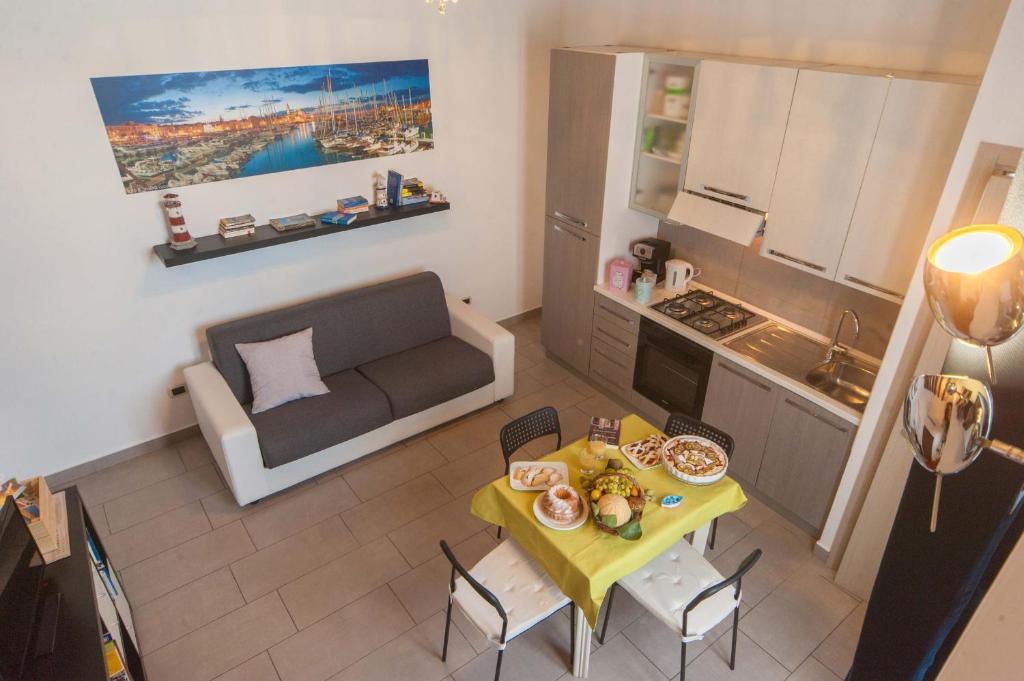 Charming Apartment in Trani with City View and Parking. - 2