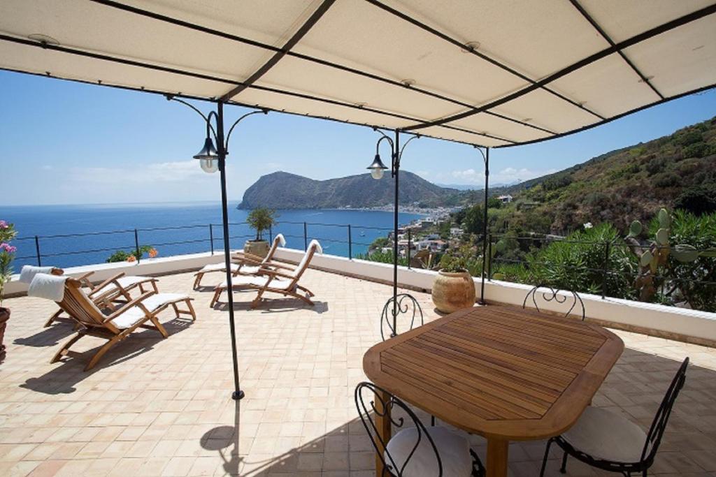 House with garden and sea view in Lipari - 2